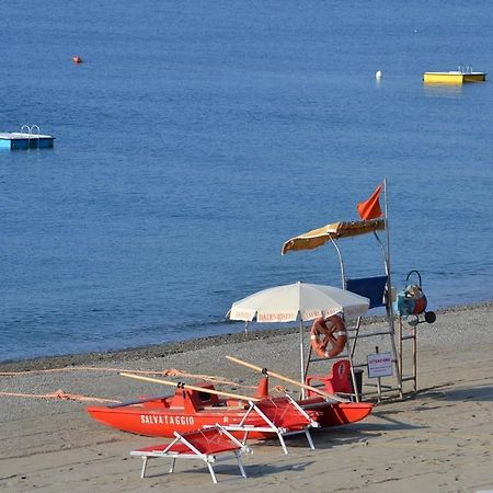 Savona Magnifico Sole Mare 150 M Wifi Climatcontrol Apartment Exterior photo